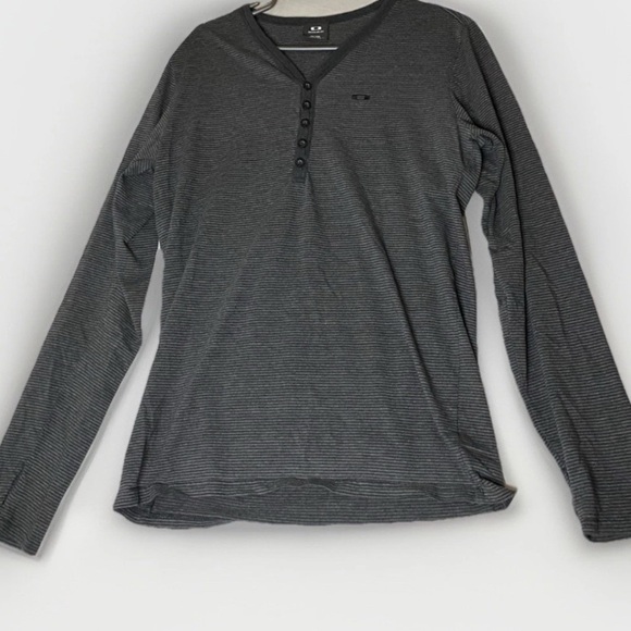 Oakley Grey Henley Mens Sz M Pullover Long Sleeve T-shirt Thumbhole Activewear - Picture 1 of 9